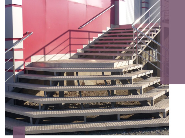 Лестницы для магазина в Бердске — изготовление и монтаж