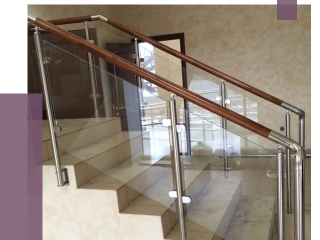 Комбинированные перила из металла и дерева в Бердске