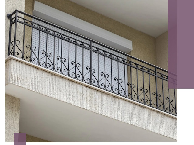 Балконные ограждения из металла и стекла в Бердске для домов